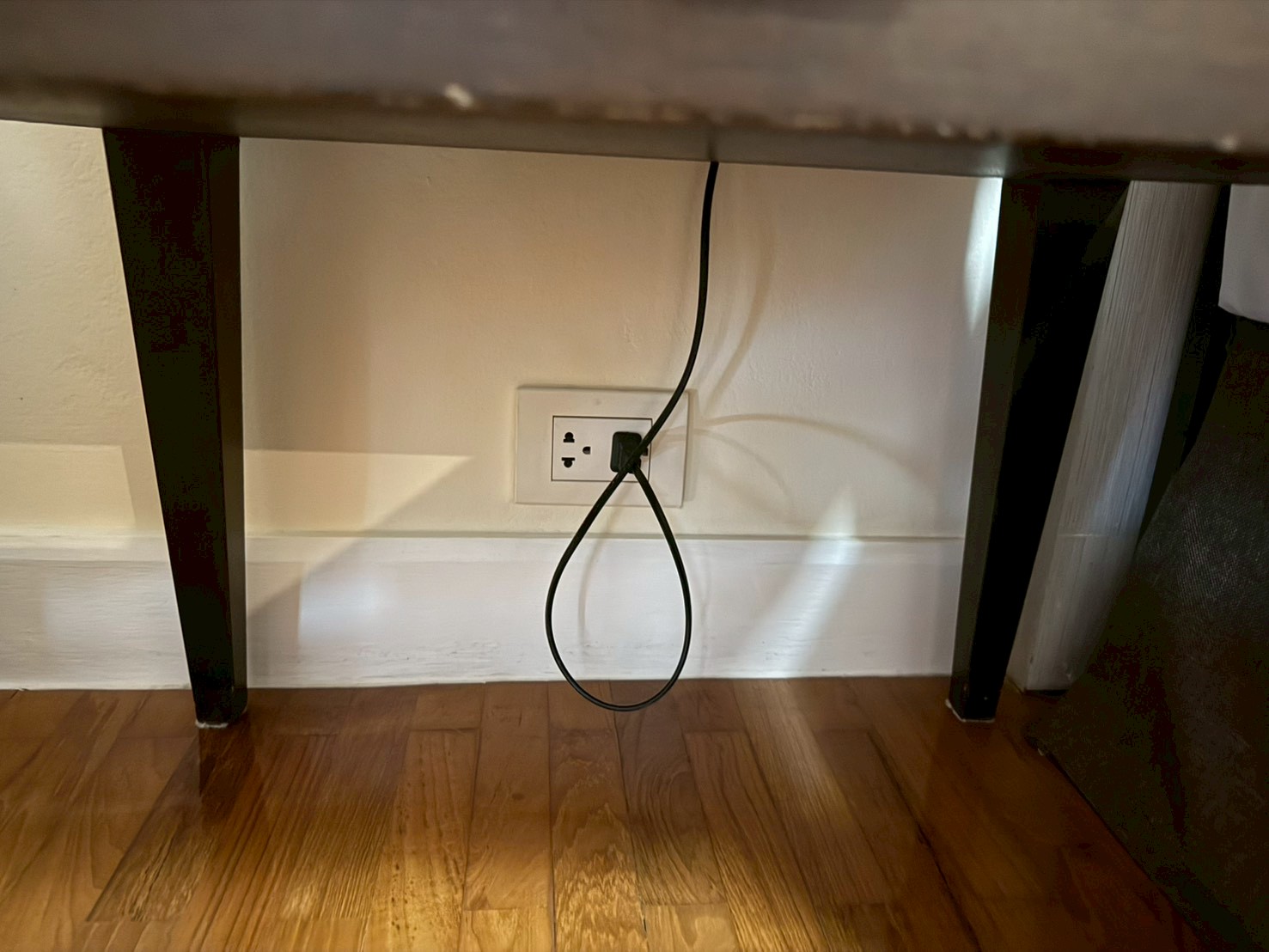 Cape Racha Sriracha ベッド横コンセントの場所（棚の下）