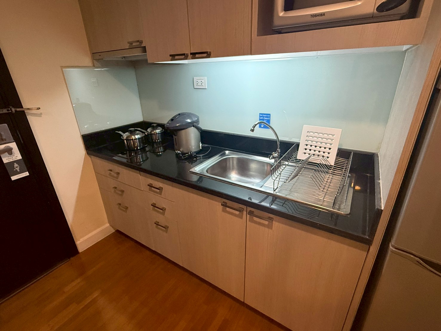 Cape Racha Sriracha 電子レンジ・ポット・ミニキッチン周り