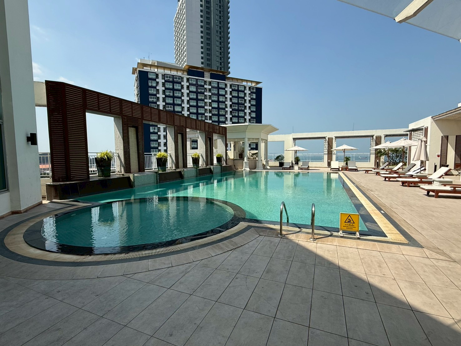 Cape Racha Sriracha 屋上プール全体