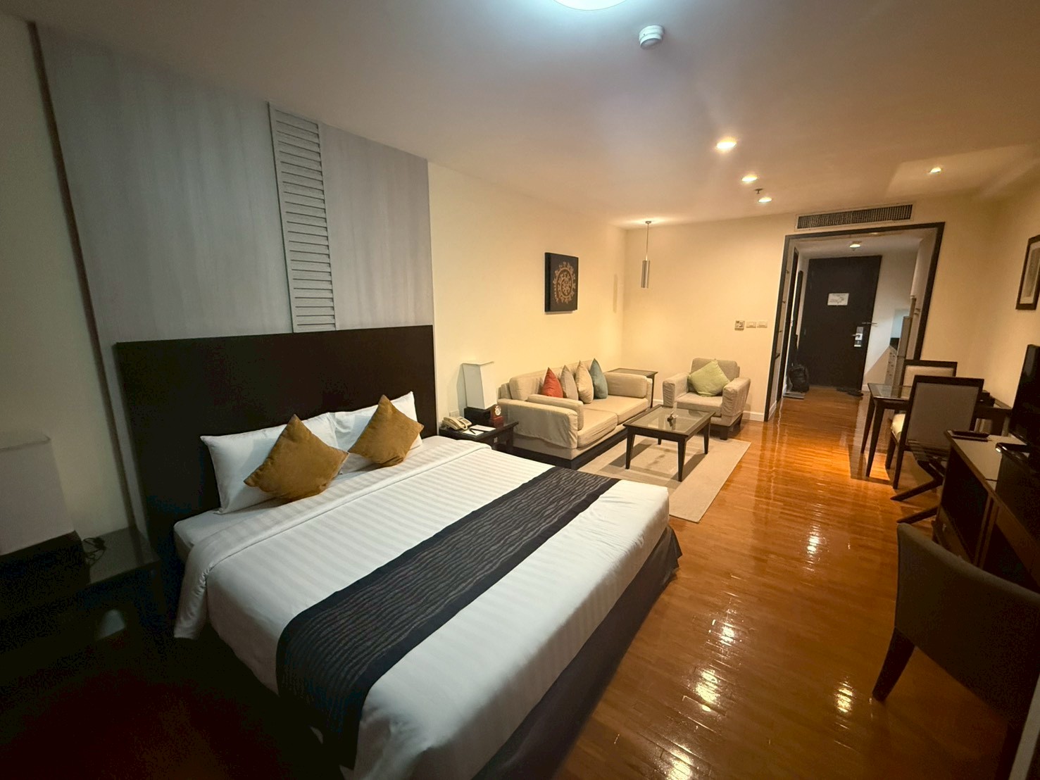 Cape Racha Sriracha 部屋全体（広さが伝わるアングル）