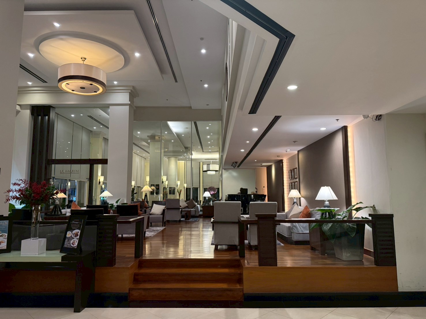 Le Marin レストラン外観・内観｜朝から深夜まで使えるホテル内レストラン