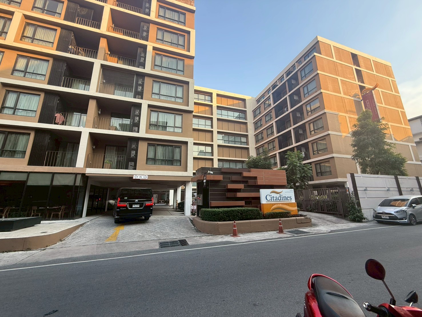 シタディーン シラチャ前の一方通行