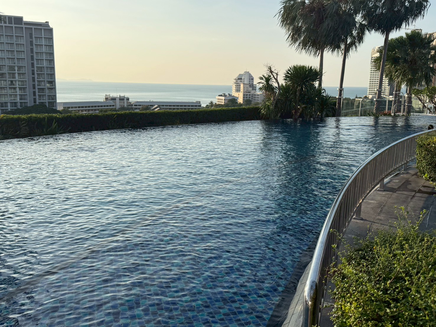 昼プール・夜プール・スライダー・キッズプール