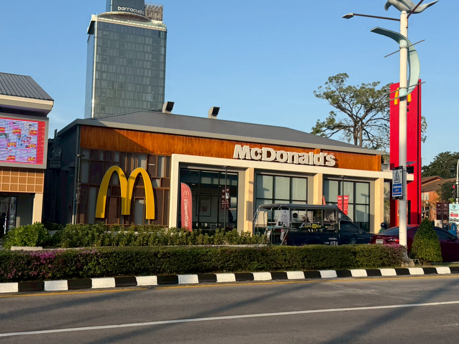 近くのコンビニ・ツルハドラッグ・マクドナルド