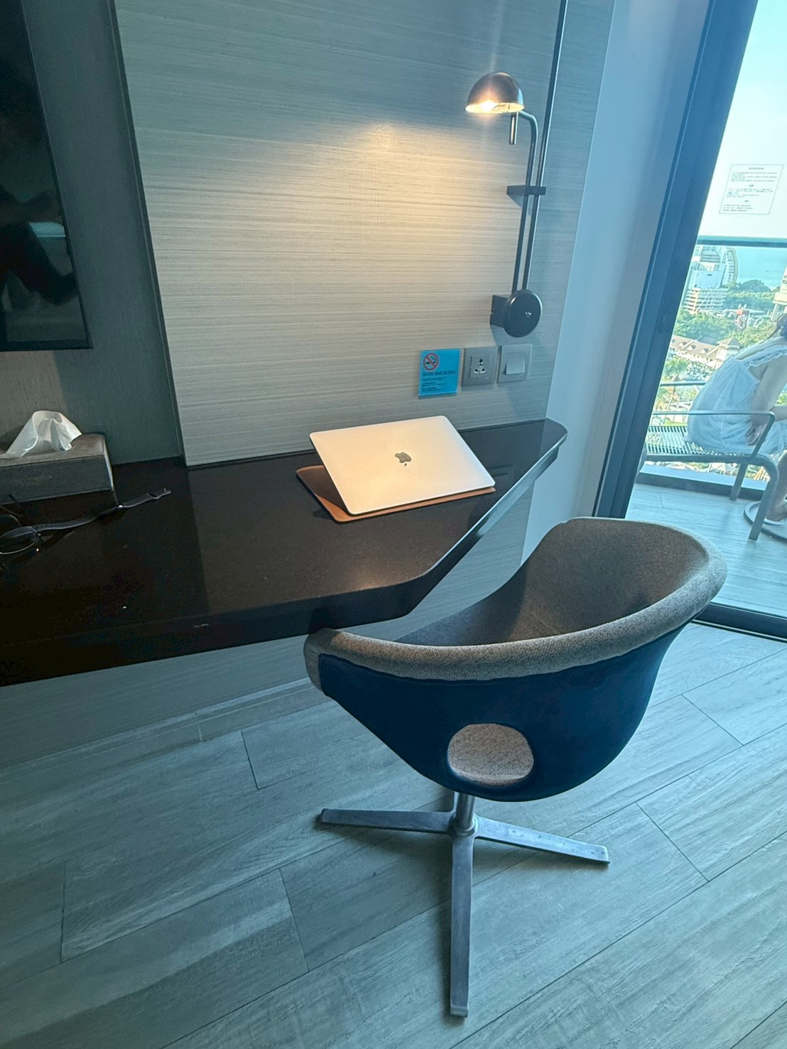 デスク全体・コンセント位置