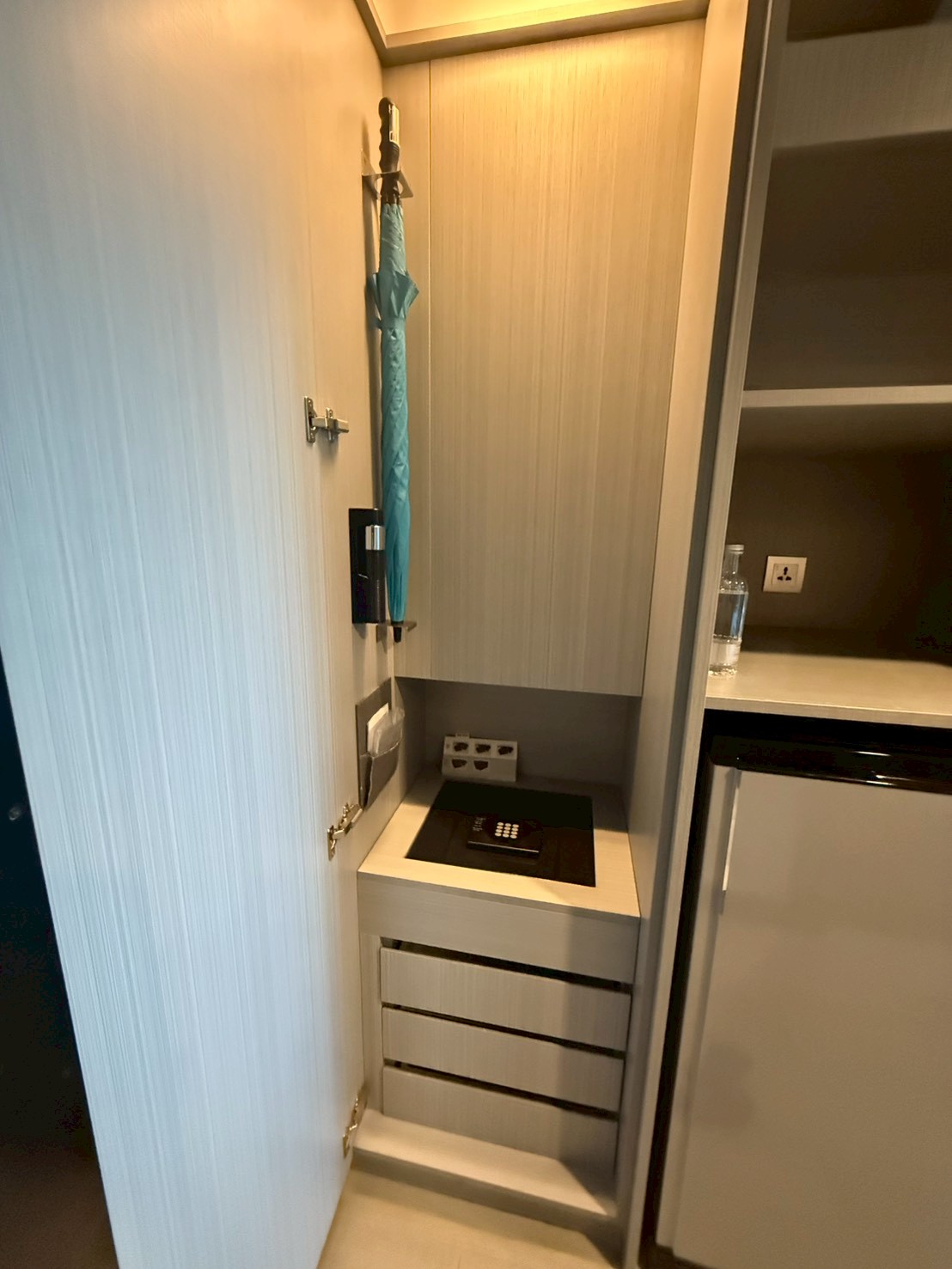 クローゼット内部