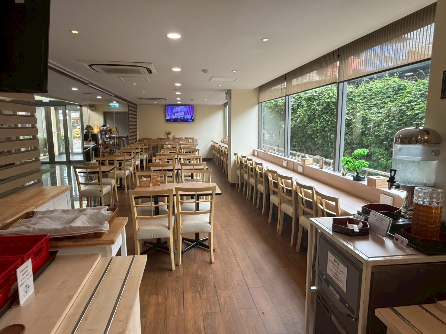 呉竹荘シラチャ 朝食会場