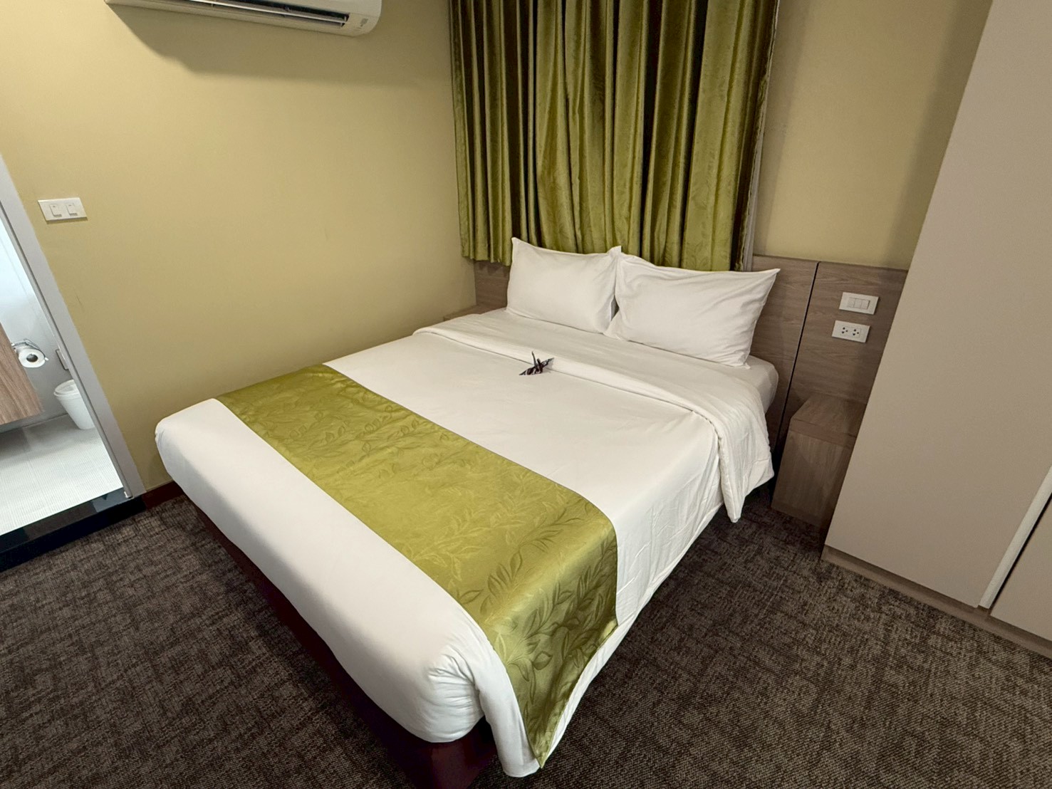 呉竹荘シラチャ ベッド・デスク