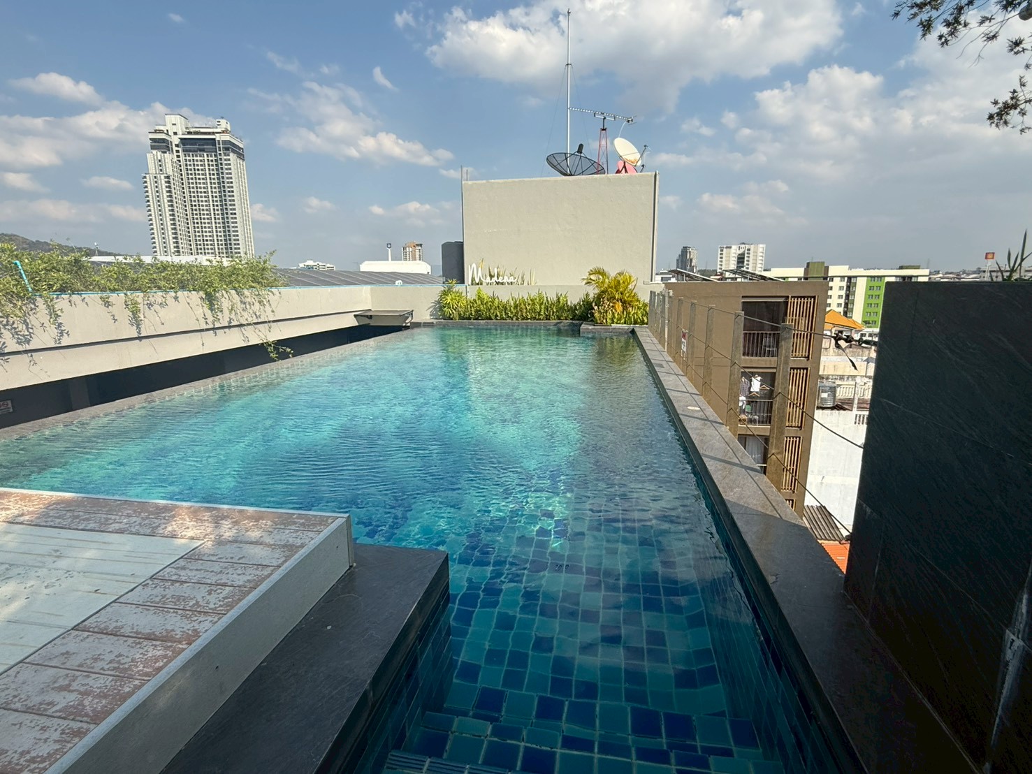 マデラ レジデンス シラチャ 屋上プール