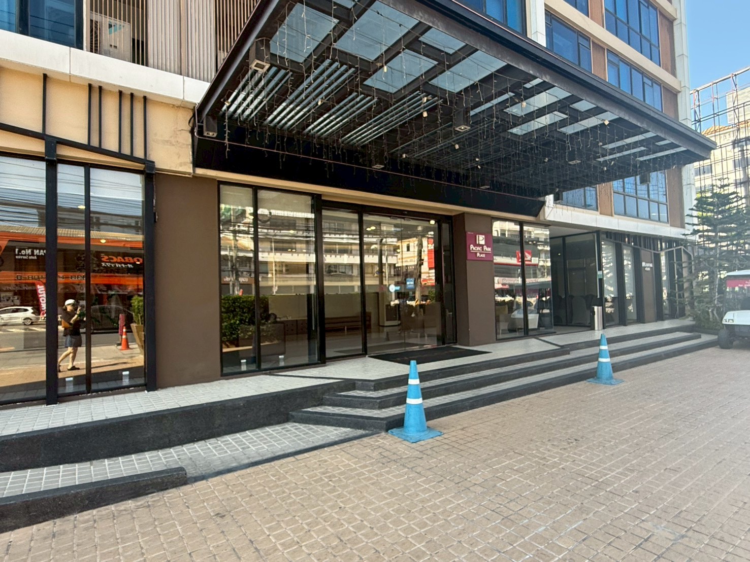 シラチャ 日本語表記の看板