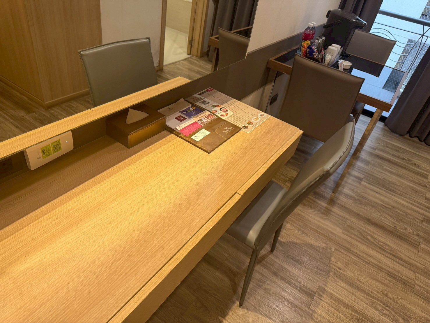 Pacific Park Hotel デスク