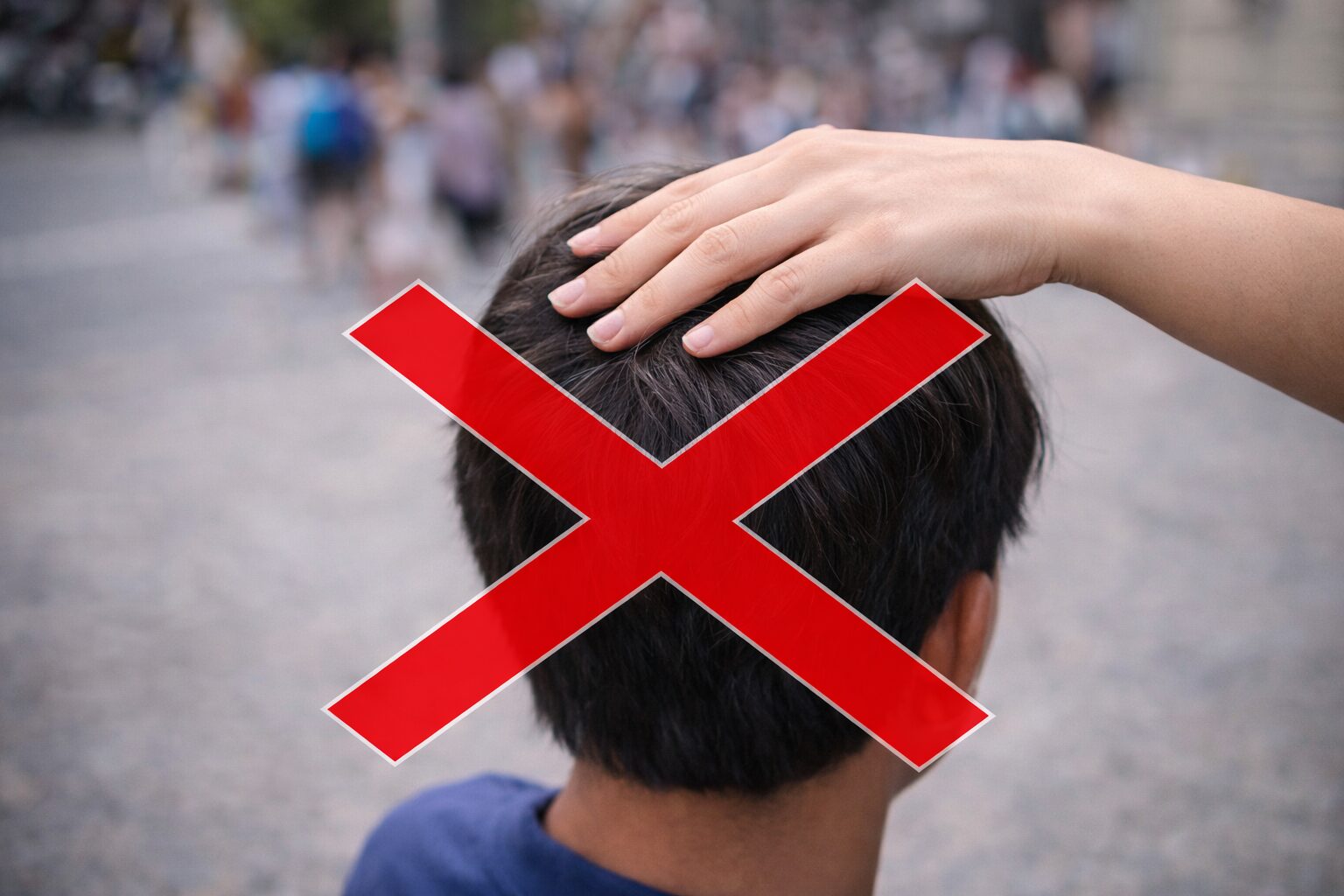 頭を触るNG行為のイメージ写真