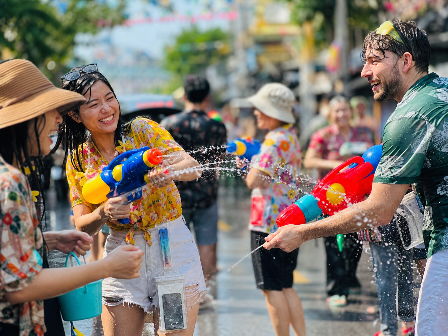 暑季のソンクラーンで水かけを楽しむ旅行者